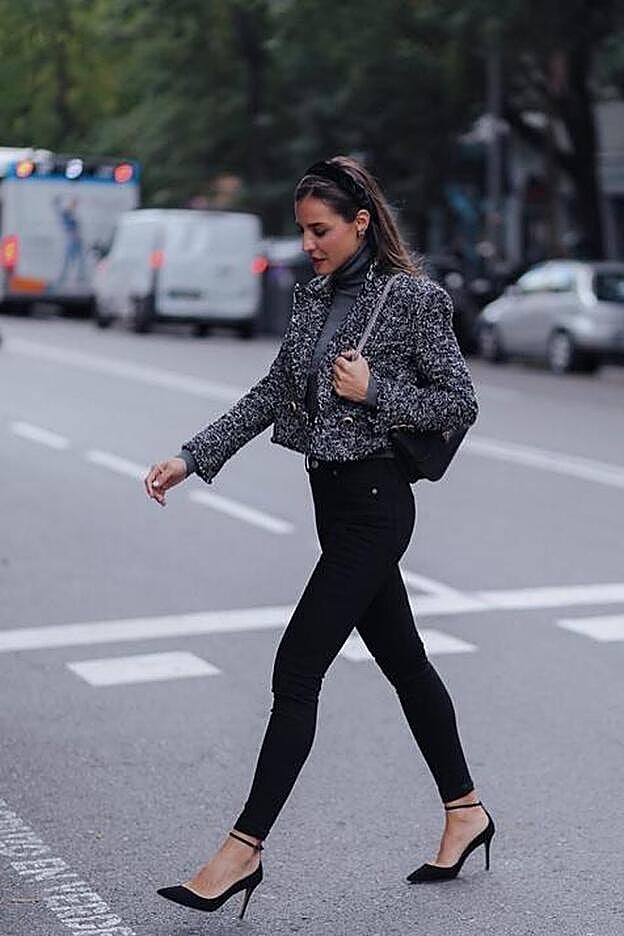 Silvia Zamora ha combinado una de las chaquetas más bonitas d ela nueva colección de Zara con unos pantalones vaqueros pitillo.