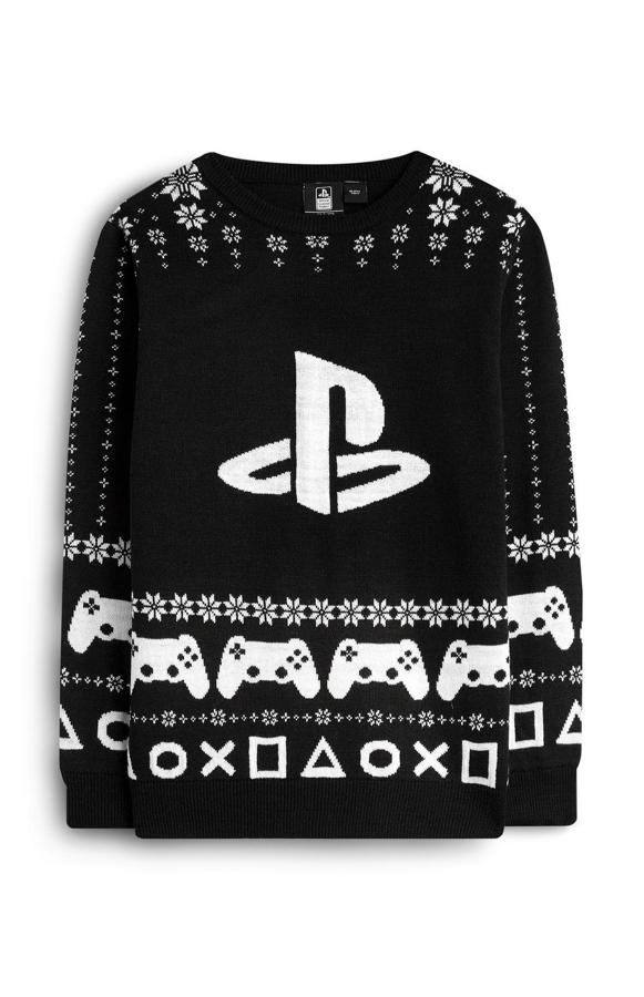 Los conocidos botones del mando de la Play Station se convierten en motivos navideños para dar lugar a una prenda en negro en la que la marca es el motivo principal. Tiene un precio de 16 euros.