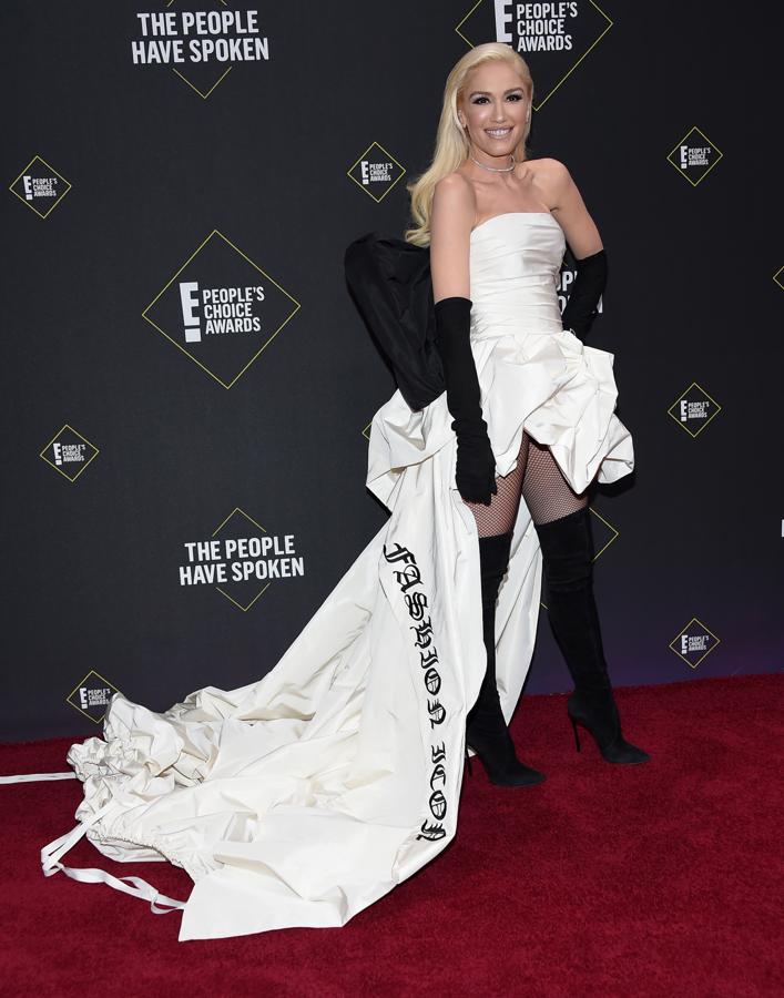La cantante Gwen Stefani, premiada con el Fashion Icon Award, fue una de las celebrities más originales de la alfombra roja. Escogió este minivestido blanco acompañado de una gran cola y un lazo negro XXL de Vera Wang.