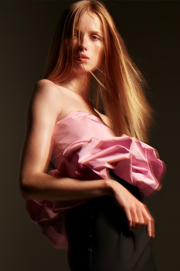 Top de raso en rosa bebé, palabra de honor, con abullonado en el bajo (39,95 euros).