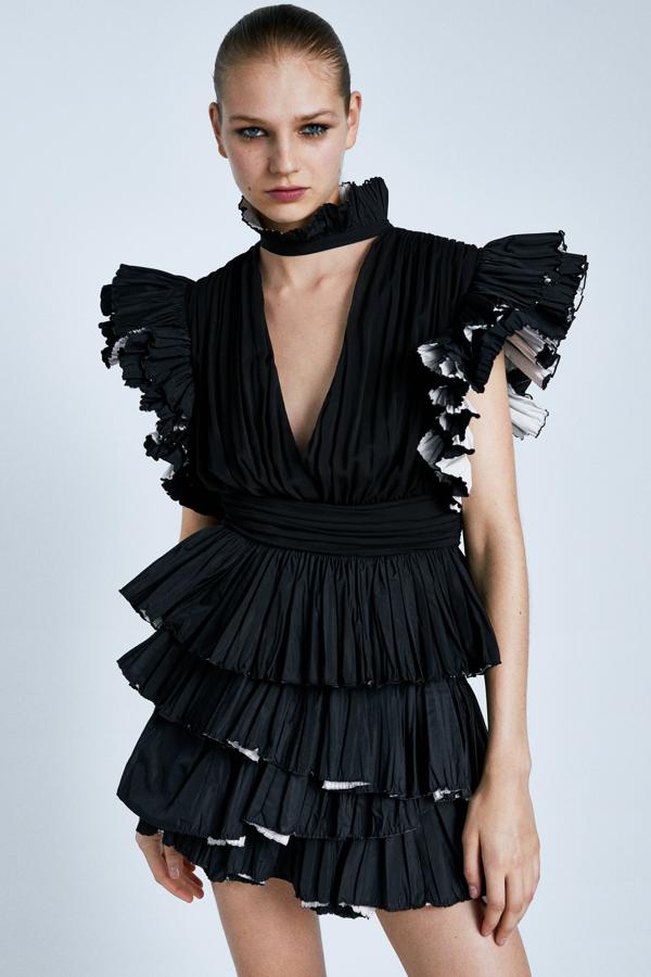 Top plisado con volantes en los hombros combinados con blanco (49,95 euros).