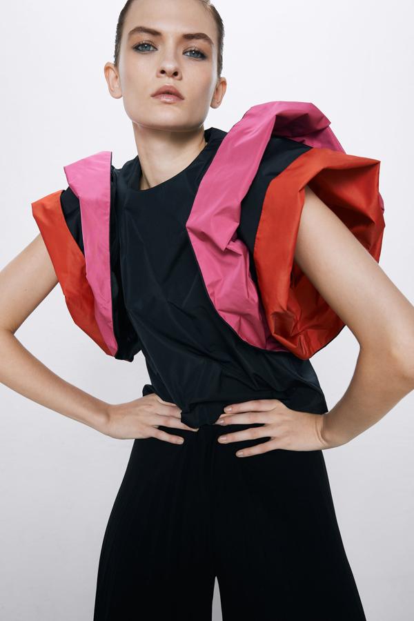 Top en negro con volantes en las mangas en contraste con rosa y rojo (39,95 euros). Esta prenda es una de las que ya estaban en la colección permanente y se ha vuelto a editar.