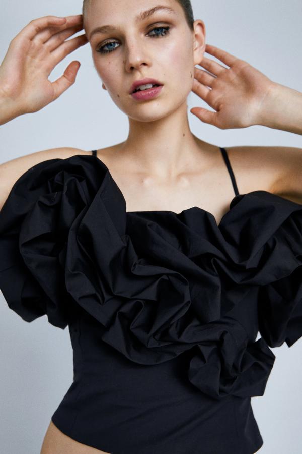 Top de tirantes finos, con abullonado en forma de volantes repartidos por la zona del pecho (39,95 euros).