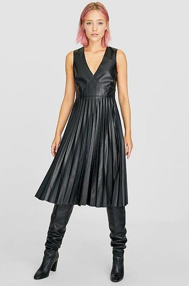 Este es el vestido de efecto piel de Stradivarius que lleva Paula Echevarría (29,99 euros).