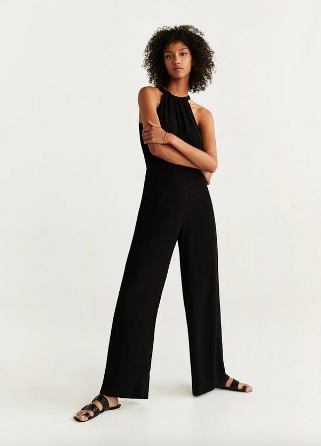 Este mono con lazo a la espalda de su cuello halter, con los hombros al aire, cuesta 39,99 euros y es ideal para aquellas que optan por el calzado plano.