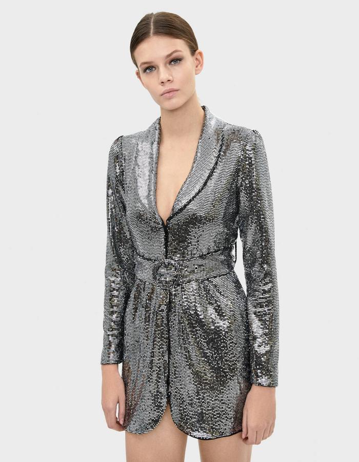 Vestido blazer plateado con espejitos de Bershka (39.99 euros).