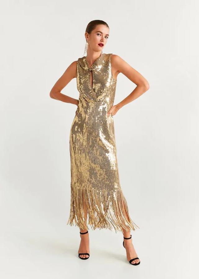 Vestido de lentejuelas dorado largo con flecos en el bajo de Mango (99,99 euros).