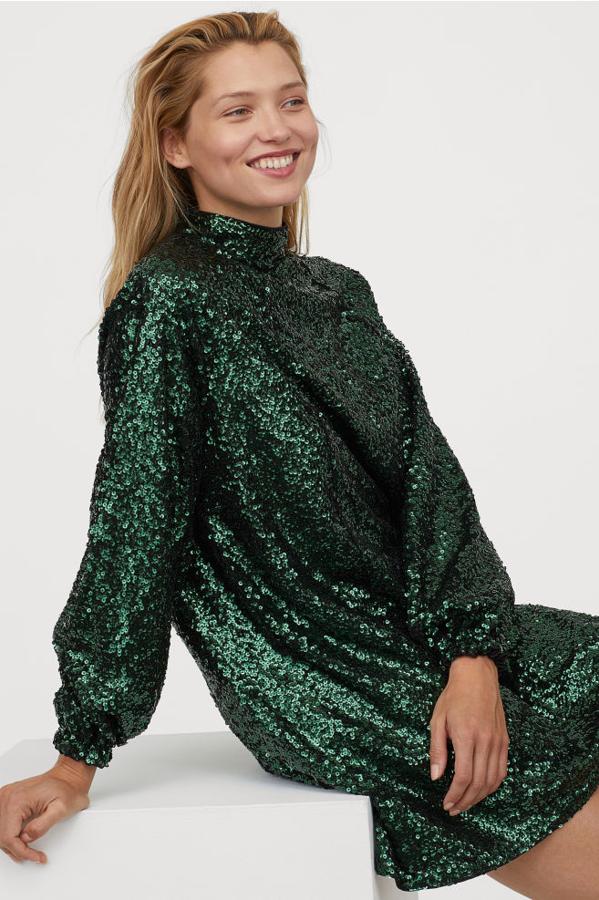Vestido de lentejuelas verde de H&M (39,99 euros).