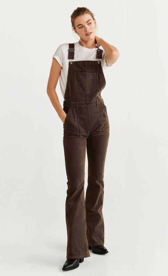 Peto de pana acampanado en marrón chocolate, de Mango (39,99 euros).