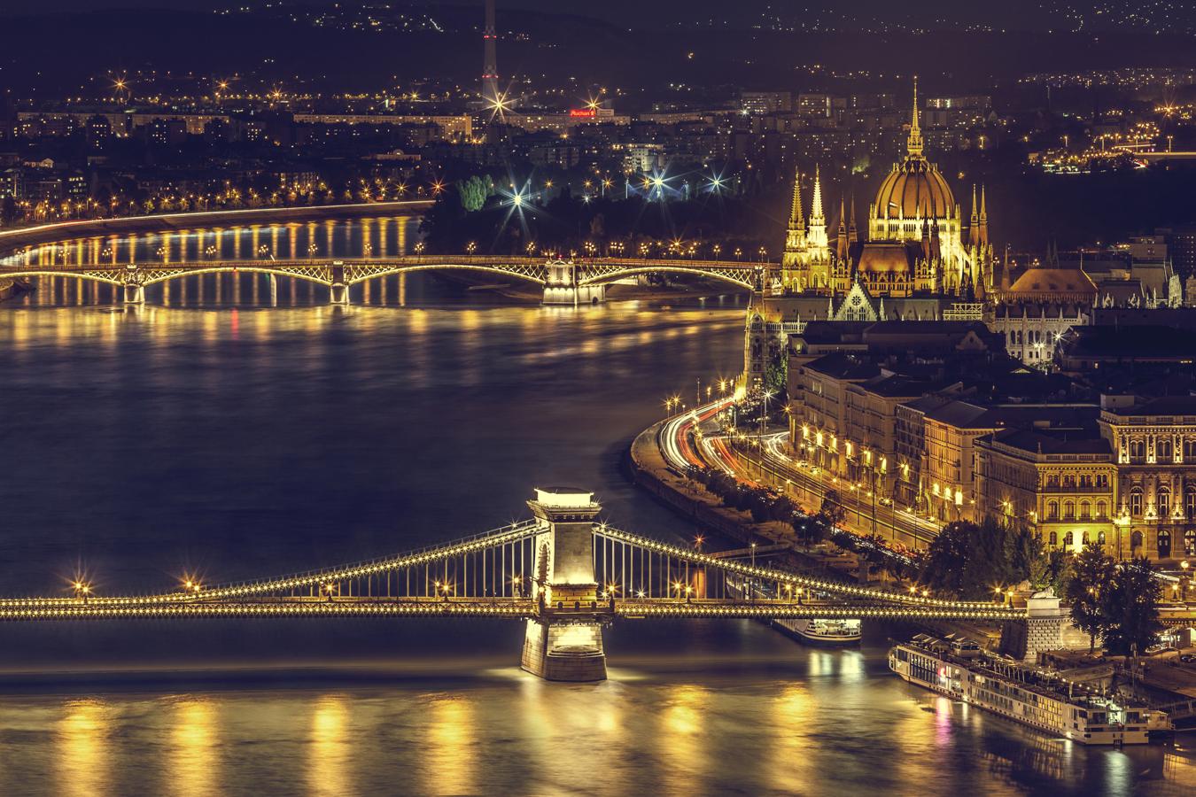 De todas las grandes ciudades de Centroeuropa, Budapest es una de las más gratificantes para el bolsillo y tiene puntos de interés memorables. Se trata de un sitio donde te puedes perder por sus maravillosas casas modernistas, estaciones y balnearios, visitar el impresionante mercado central y también tiene una amplía oferta nocturna, puedes qudarte en uno de sus animados cafés clásicos o irte de copas a los ‘ruins bars’, instalados en edificios antiguos. Desde Lonely Planet recomiendan visitar sus termas poco visitadas donde, por unos pocos euros, es posible bañarse en las cálidas aguas que han dado fama a la ciudad.