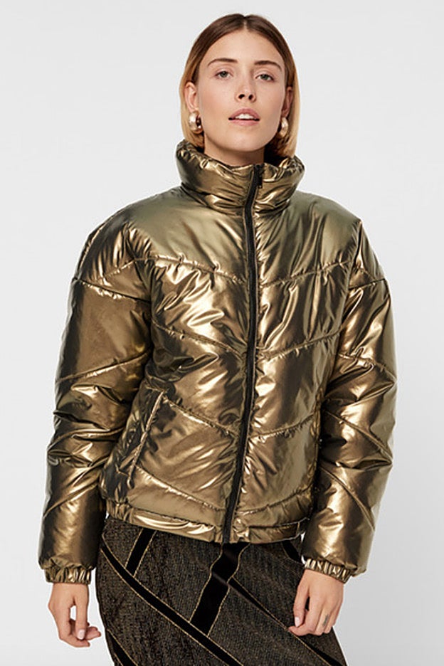 Cazadora acolchada dorada de Noisy May, de estilo oversize.