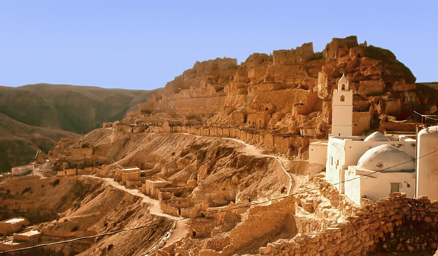 El esfuerzo de Túnez por recuperar el turismo lo convierte en un destino muy asequible y destaca lo que lo hace único. La medina de Túnez, los restos de la antigua Cartago y el pueblo costero de Sidi Bou Said ofrecen la contrapartida cultural a la casi infinita oferta playera del país. "Y después está todo lo que no se encuentra en ninguna otra parte: las dunas del Sáhara, tan accesibles, donde Luke Skywalker contempló por primera vez los dos soles, y las tradicionales pensiones Dar del país, una opción de alojamiento pintoresca y con carisma", añade Lonely Planet.Los hammams (separados por sexos) de Túnez son una experiencia más auténtica y económica que sus carísimos equivalentes de los hoteles internacionales.