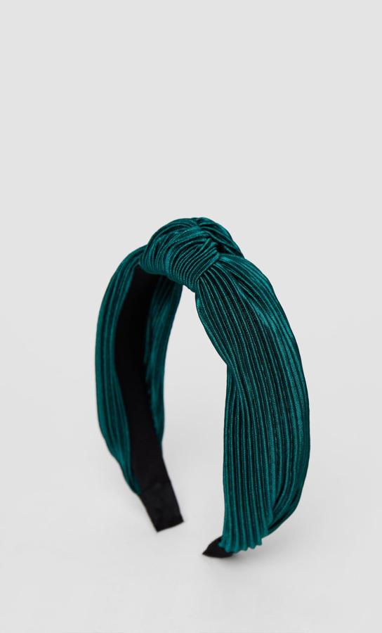 La más elegante de la selección es esta diadema plisada de Stradivarius en color turquesa, que cuesta 5,99 euros.