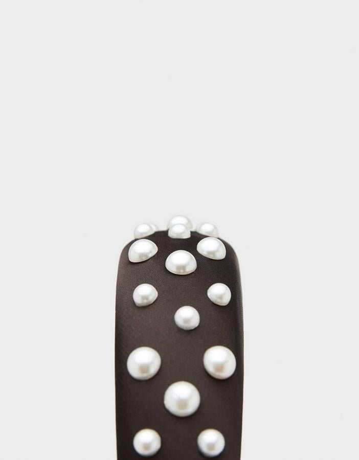 Entre nuestras favoritas está esta con perlas incrustadas de Bershka. Ideal para combinar con unos pendientes o un collar, cuesta 6,99 euros.