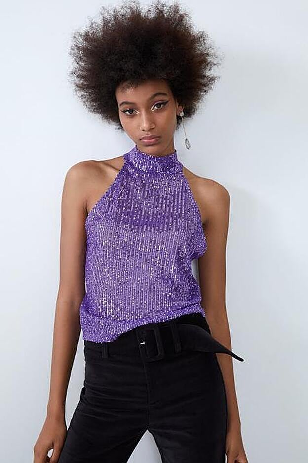 Top de cuello halter de lentejuelas moradas.