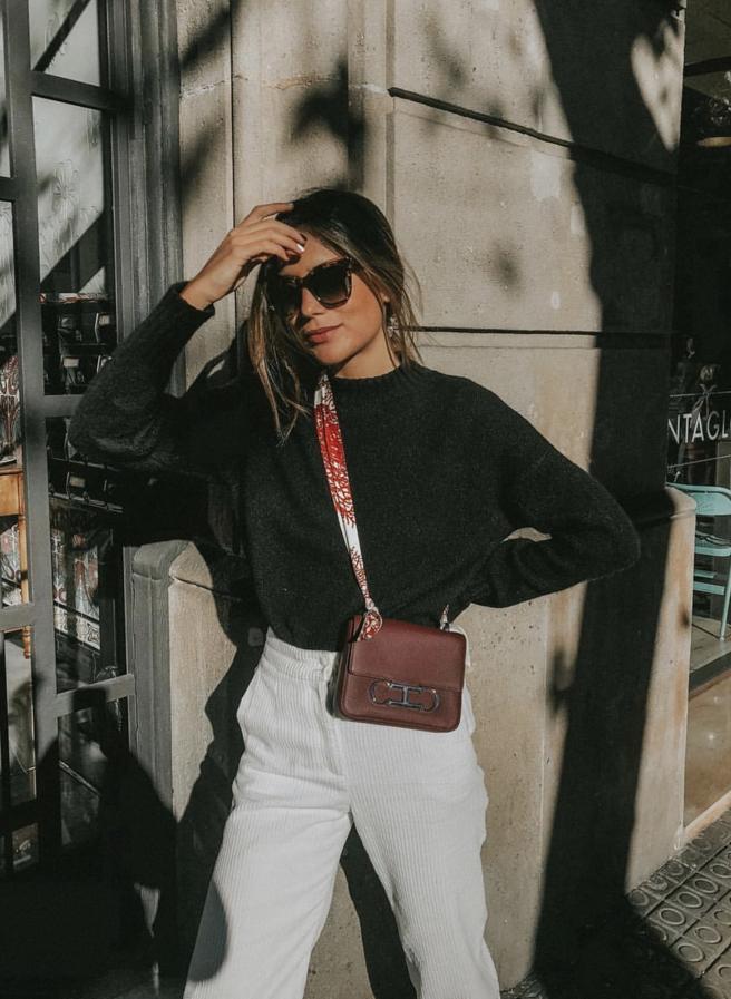 Pantalón de pana en color claro y jersey gris oscuro casi negro, o lo que es lo mismo, el perfecto equilibrio de los opuestos.