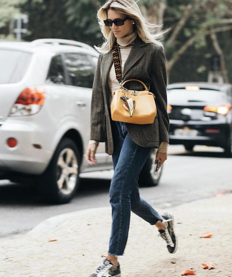 Esta opción es válida con cualquier americana que tengas en el armario y que quizás nunca te has puesto con vaqueros porque tiene sus propios pantalones a juego. ¡Toca cambio de pareja!