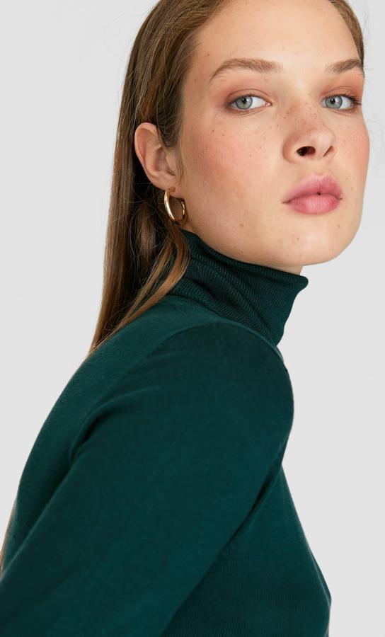 El jersey de cuello cisne es un must de los estilismos de oficina, que Stradivarius tiene en 10 colores, entre los que se encuentran el turquesa, el granate y el gris marengo. Cuesta 12,99 euros, en el Black Friday se quedará en 10.