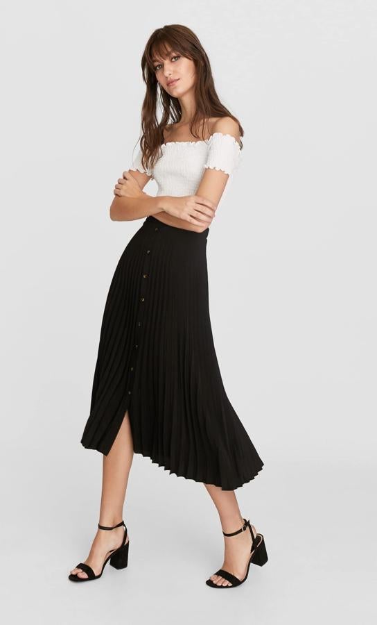 La midi plisada negra es una de las prendas imprescindibles en esta temporada de otoño y Stradivarius tiene este modelo en siete colores diferentes que cuesta 19,99 euros.