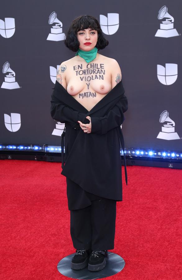 Mon Laferte con un look revindicativo que denuncia la situación criminal en Chile.