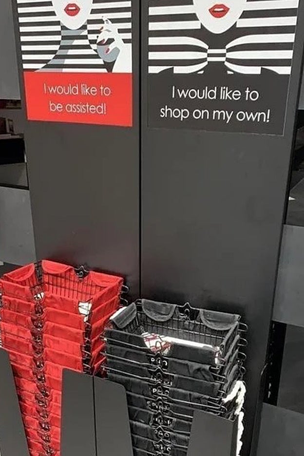 Las cestas rojas y negras que orientan al personal de Sephora sobre las preferencias de las compradoras.