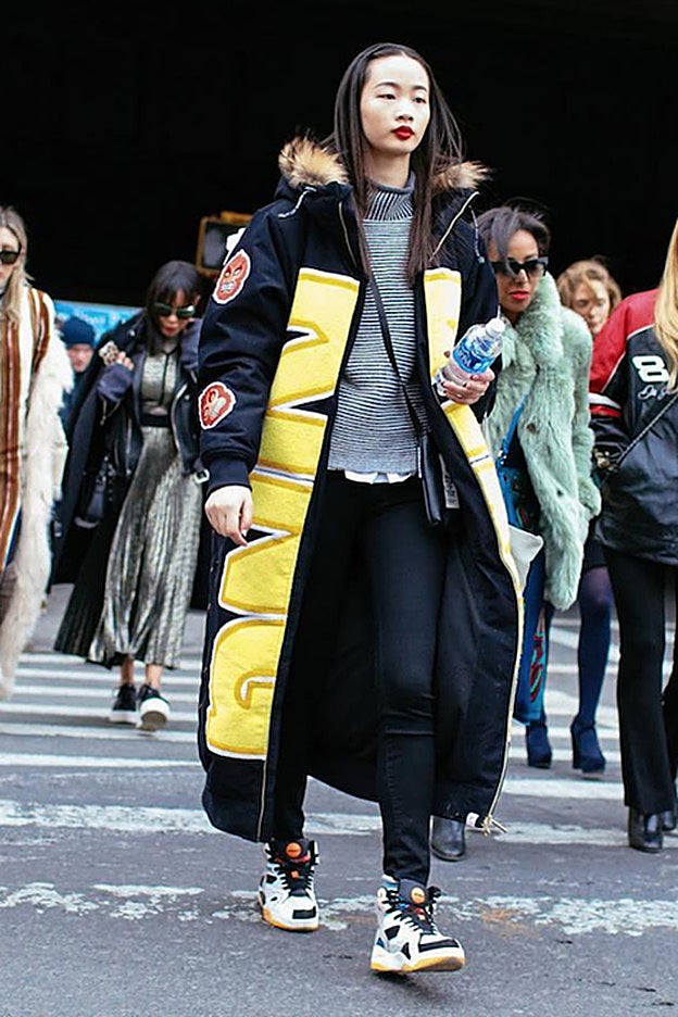 Abrigo de plumas hasta los pies, con decoraciones XXL.