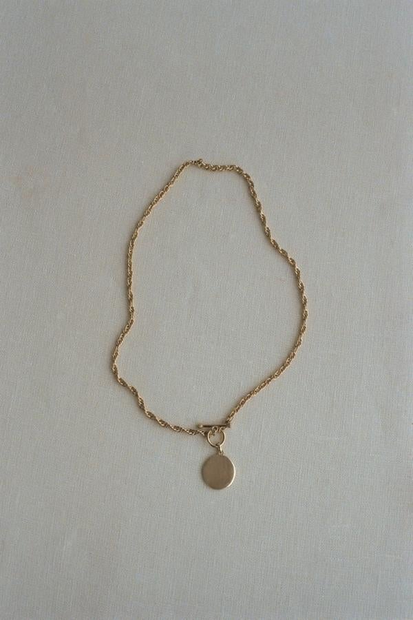 Cadena con medalla (39,95 euros).