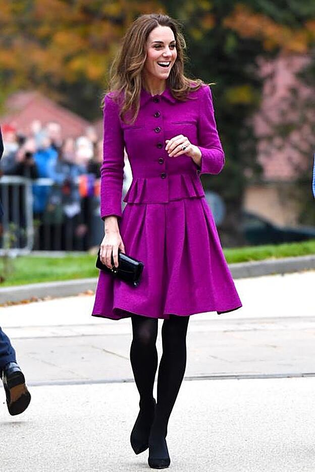 Este es el traje que Kate Middleton ha repetido esta semana (ya lo llevó en el 2017) y que nos ha hecho confirmar que todas las royals apuestan por el morado.