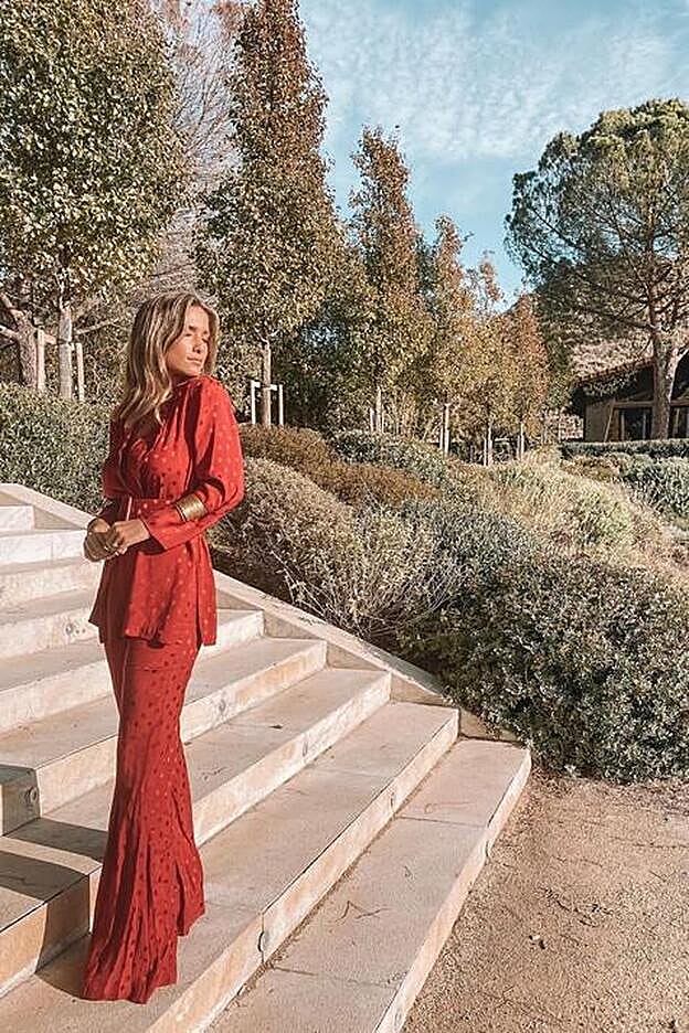 La influencer ha elegido la opción del traje para su look de invitada de boda.