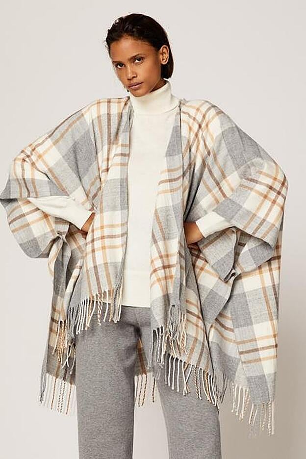 La firma de Inditex ha dado en el clavo: este invierno se llevan los ponchos de cuadros y terminados en flecos.
