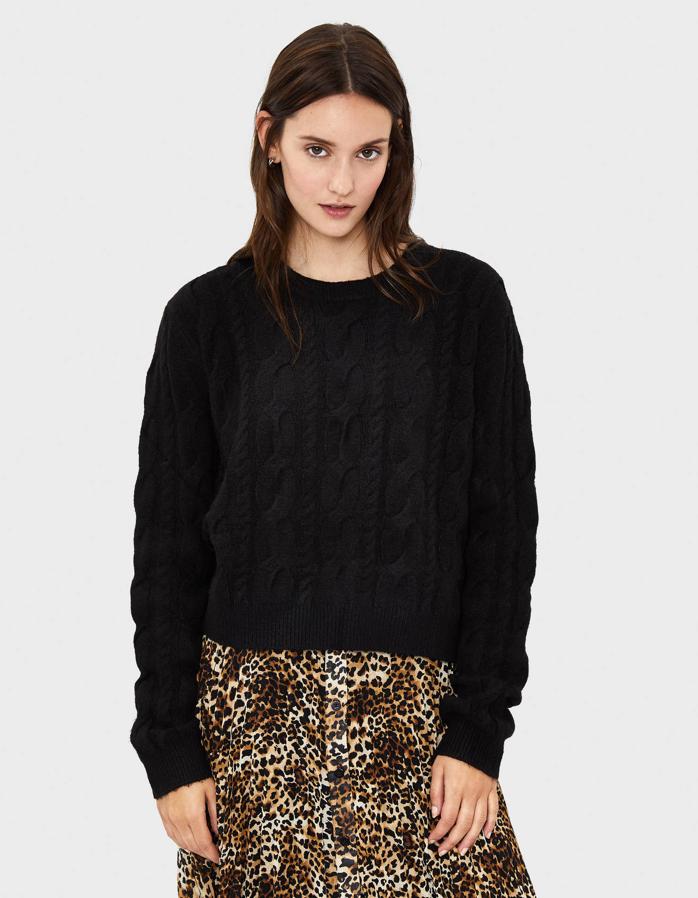 Si buscas un jersey negro este diseño de Bershka es una excelente opción para muchos estilismos. Cuesta 11,99 euros, está rebajado un 40 %, y puedes encontrarlo en las tallas XS y S.