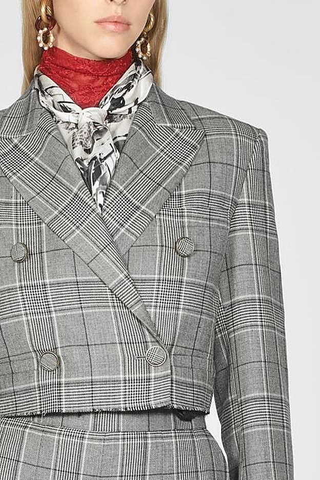 El frontal de la blazer de Zara que ha llevado Rocío Osorno, en detalle.