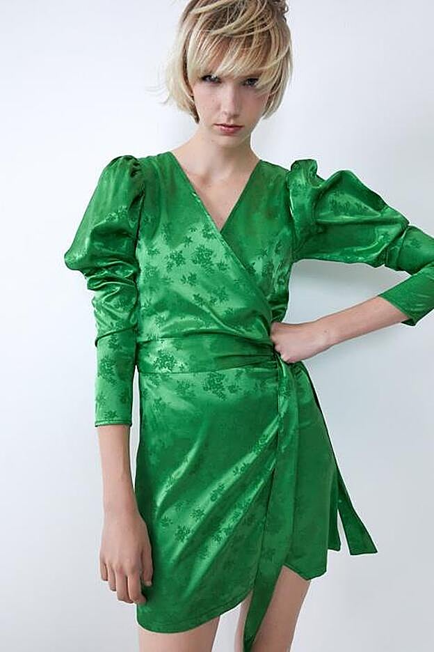 El vestido satinado en versión corta y en verde navideño.