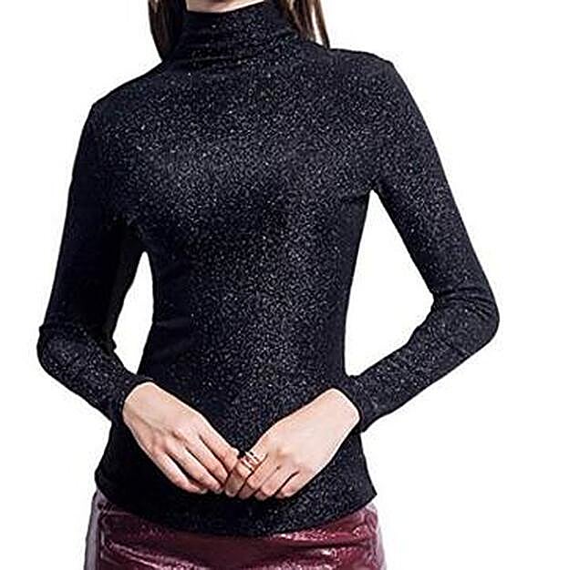 Camiseta de cuello alto brillante negro de Amazon (10,99 euros).