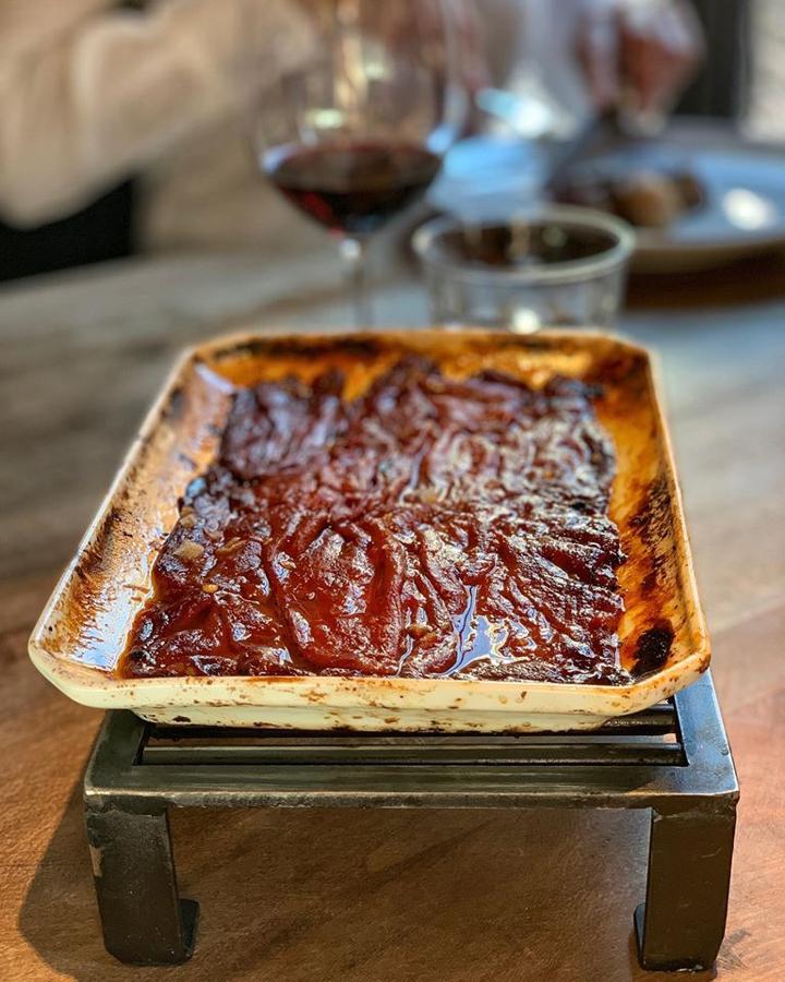 La calle Ibiza número 39, cuenta con un miembro importante de la gastronomía española, Iñaki Gorrotxategi. Los amantes de la carne disfrutaran de este sitio. El local cuenta con una parrilla a la vista, cubierta por ladrillo por tres de sus lados y un cristal que la separa del comedor.