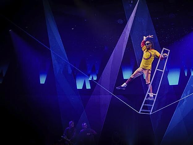 Un momento de la actuación de Cirque du Soleil at Sea que tiene lugar a bordo