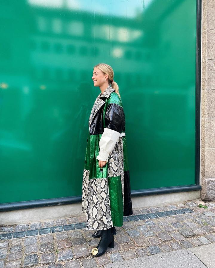 No es muy amiga de los abrigos io gabardinas pero cuando se lso pone, arrasa. Este modelo de efecto patchhwork en tonos verdes con estampadod e serpiente nos ha fascinado nada más verlo.