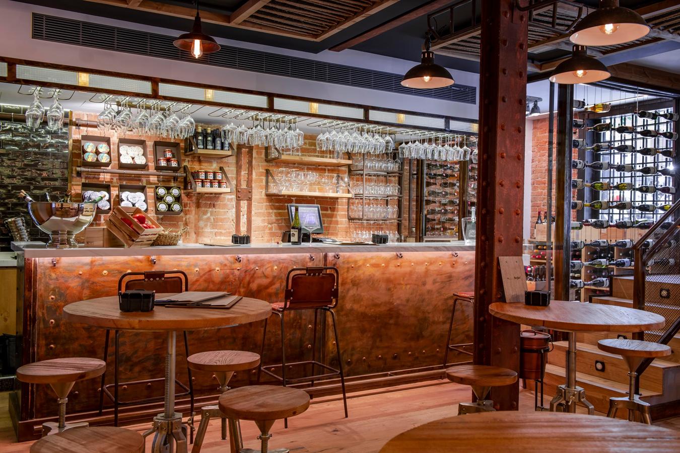 César Ruiz, Flequi Berruti y Nacho Jiménez, son el trío detrás de este proyecto ubicado en la calle de Ibiza 35. Este es un bar de vinos, sí, pero que tiene unos bocadillos que valen muchísimo la pena. Tienen más de 100 referencias de botellas de vino y una carta sencilla pero bien elaborada.