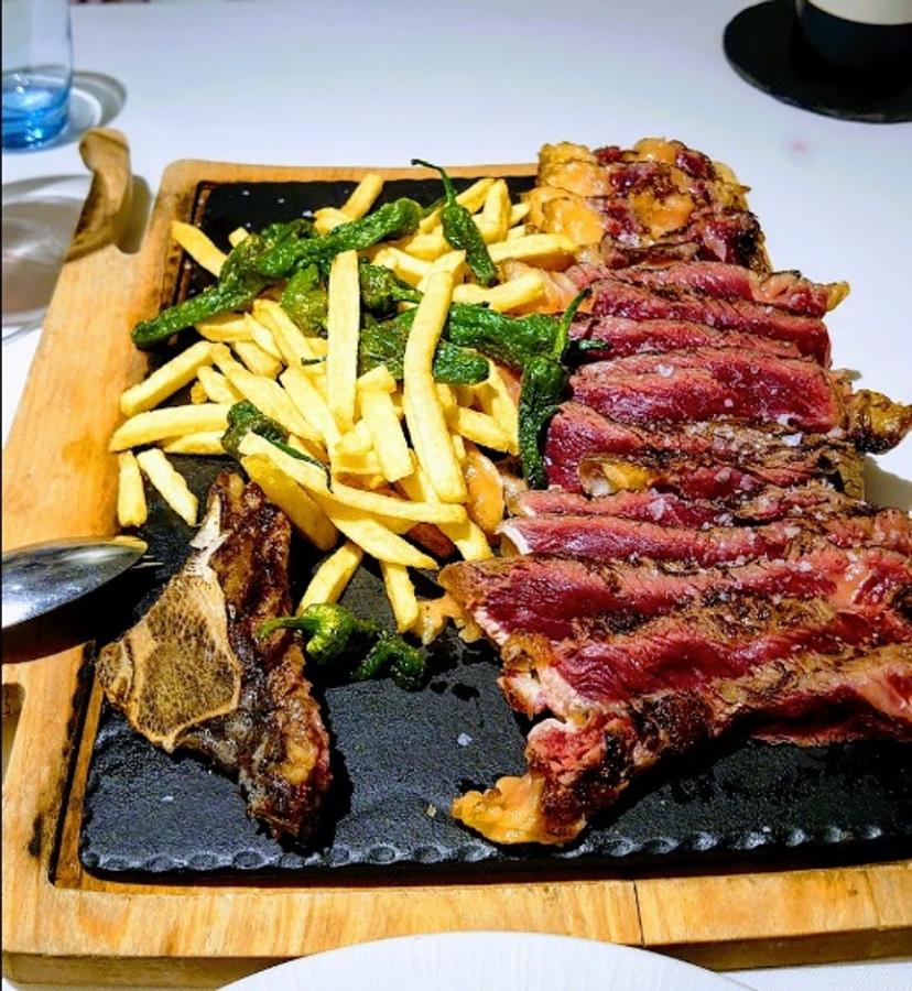 Situado en la calle Mallorca 37, este restaurante de cocina gallega ofrece una cocina tradicional y de mercado con una exquisita selección de pescados, carnes y mariscos. Las grandes estrellas de la carta son el rollo de bonito, la merluza en salsa de erizos de mar, el arroz con bogavante y las zamburiñas y el pulpo.