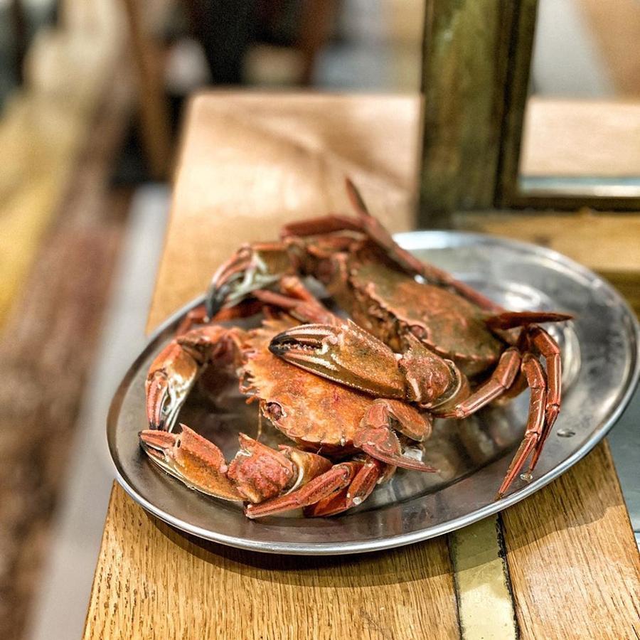 Este bar ubicado en la calle de Ibiza 38, es el lugar ideal para comer tapas, medias y raciones de calidad. Es un bar de toda la vida, donde no faltarán las patatas bravas, los boquerones aliñados, la típica ensaladilla rusa, las croquetas de jamón, las pulguitas, callos, pepito ibérico ..