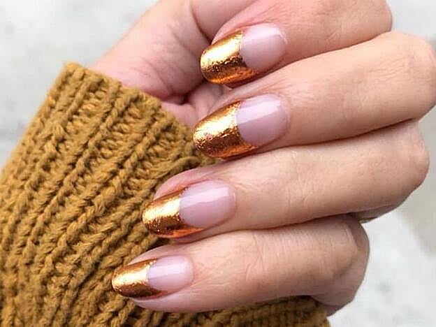 Una manicura accesible a más no poder: arcos dorados en cada uña.