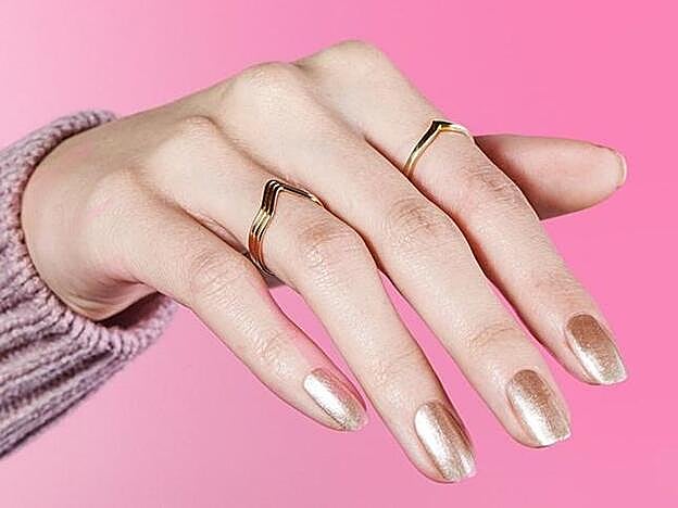 El esmalte color champán de la colección Hello Kitty de OPI.