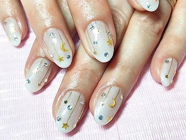 La luna, los planetas y las estrellas en este diseño de Natalie Minerva.