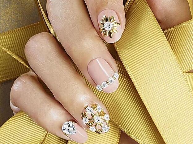 Miss Pop recurre a las piedras brillantes sobre una base rosada.