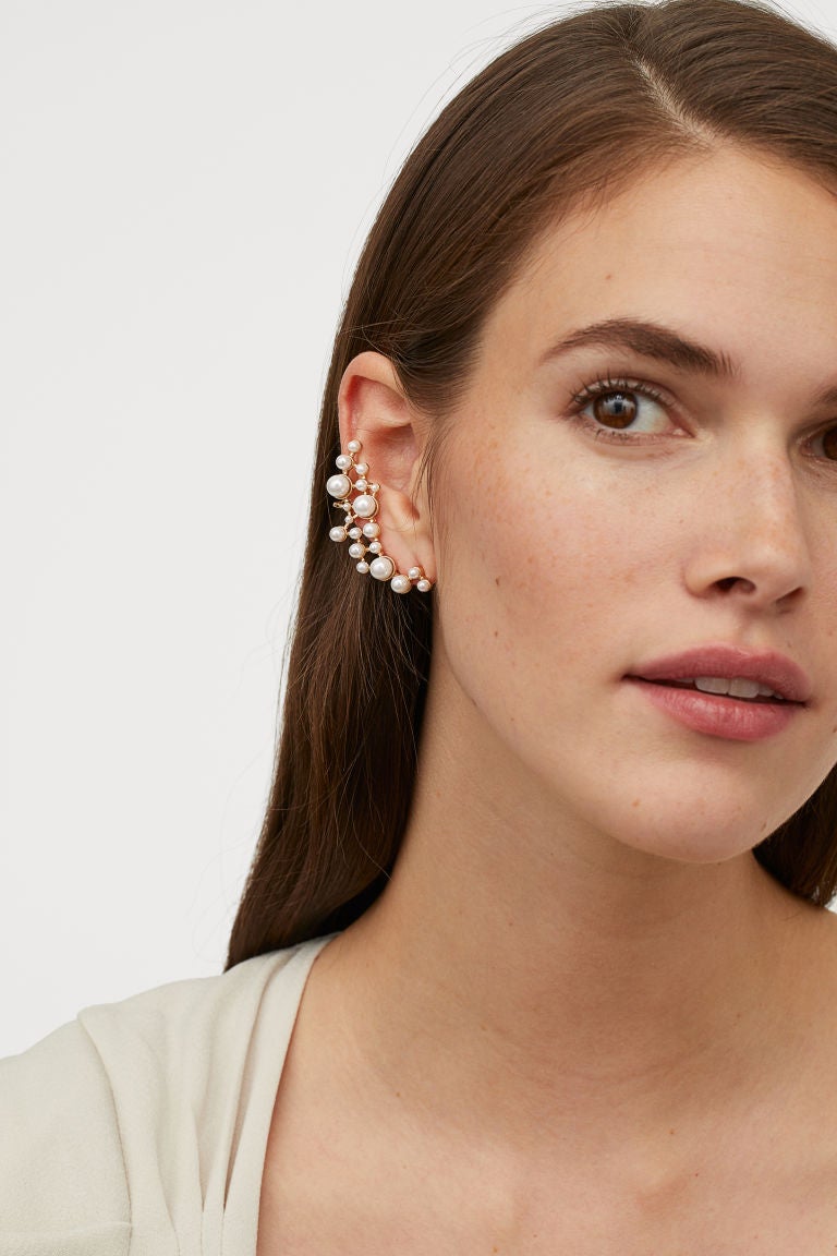 Pendientes perlas de H&M. (7,99 euros).