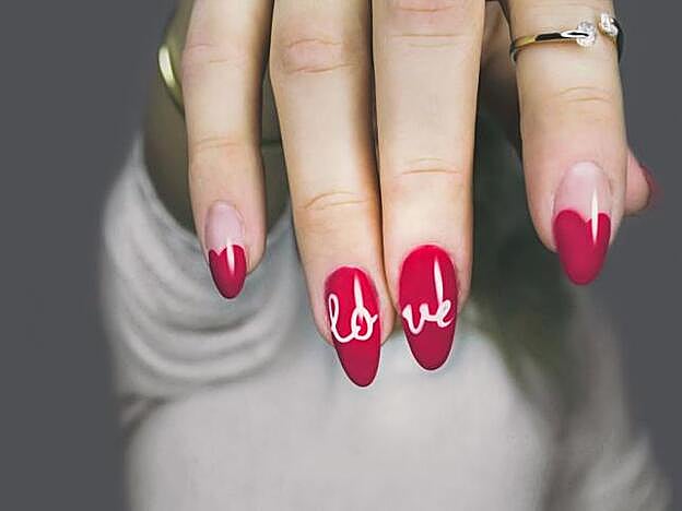 Tus manos te agradecerán el cambio a un quitaesmaltes natural.