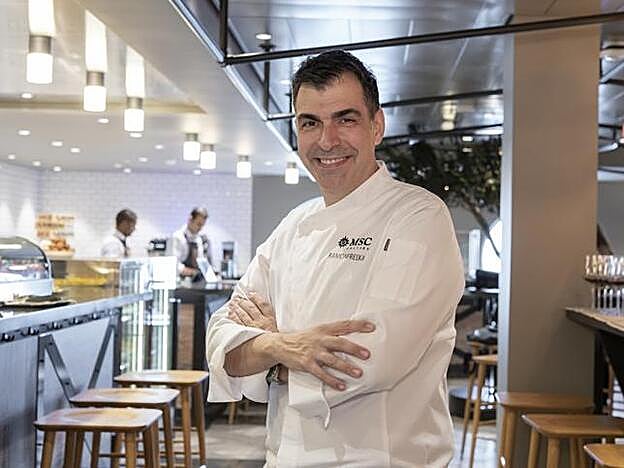Ramón Freixa, además de la experiencia gastronómica, tiene su propio restaurante a bordo. el Hola tapas bar.