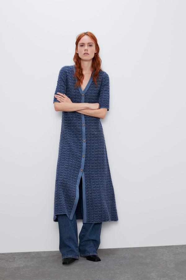 En Zara siempre apuestan más por la tendencia y proponen un vestido algo más especial, en tonos azules y con botonadura dorada delantera. Y nos encanta la propuesta de llevarlo con vaqueros debajo (39,95 euros).
