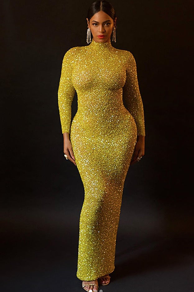 Beyoncé lleva un vestido de glitter amarillo que es una segunda piel.