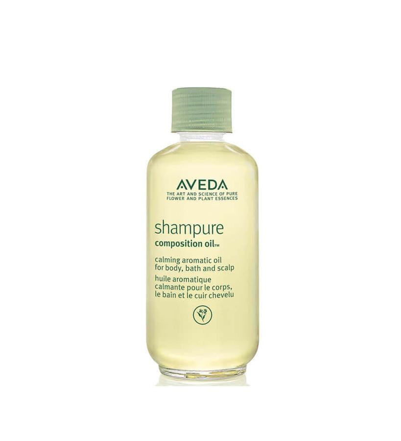 El aroma característico de Shampure fue creado hace 25 años como resultado de una mezcla de 25 esencias puras de flores y plantas, incluida la lavanda orgánica certificada de Bulgaria y el ylang ylang orgánico de Madagascar. Una base de aceite de girasol orgánico nutre profundamente y ayuda a sellar la humedad. Se puede usar como aceite de baño, como aceite corporal después de bañarse o ducharse, como un tratamiento calmante y nutritivo del cuero cabelludo antes del champú, para suavizar los pies secos y para el cuero cabelludo. (27 €).